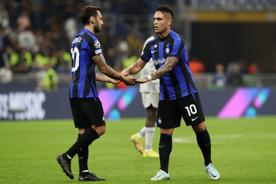 穆勒：梅西的踢球风格是纯粹的天赋，C罗的职业精神更突出（穆勒：梅西天赋尽显，C罗职业精神更出众）