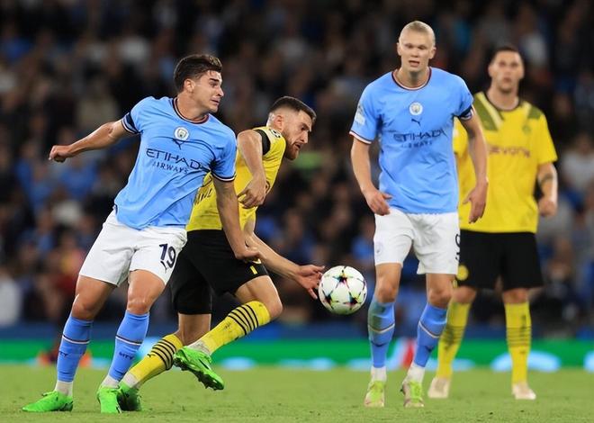 萨拉赫无缘利物浦欧冠名单，斯洛特称俱乐部必须作出回应；此前萨拉赫因未首发炮轰球队（萨拉赫落选利物浦欧冠名单，斯洛特称俱乐部须作出回应；其此前因未获首发曾公开抨击球队）