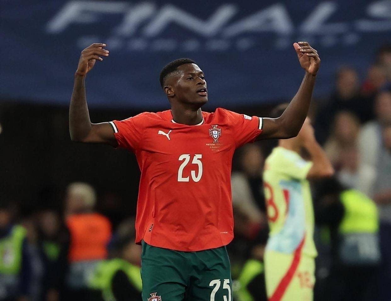 魏翊东：我和谢晖合影是在J联赛现场，被捏造成他要执教国安（魏翊东回应：与谢晖在J联赛的合影被曲解成将执教国安）