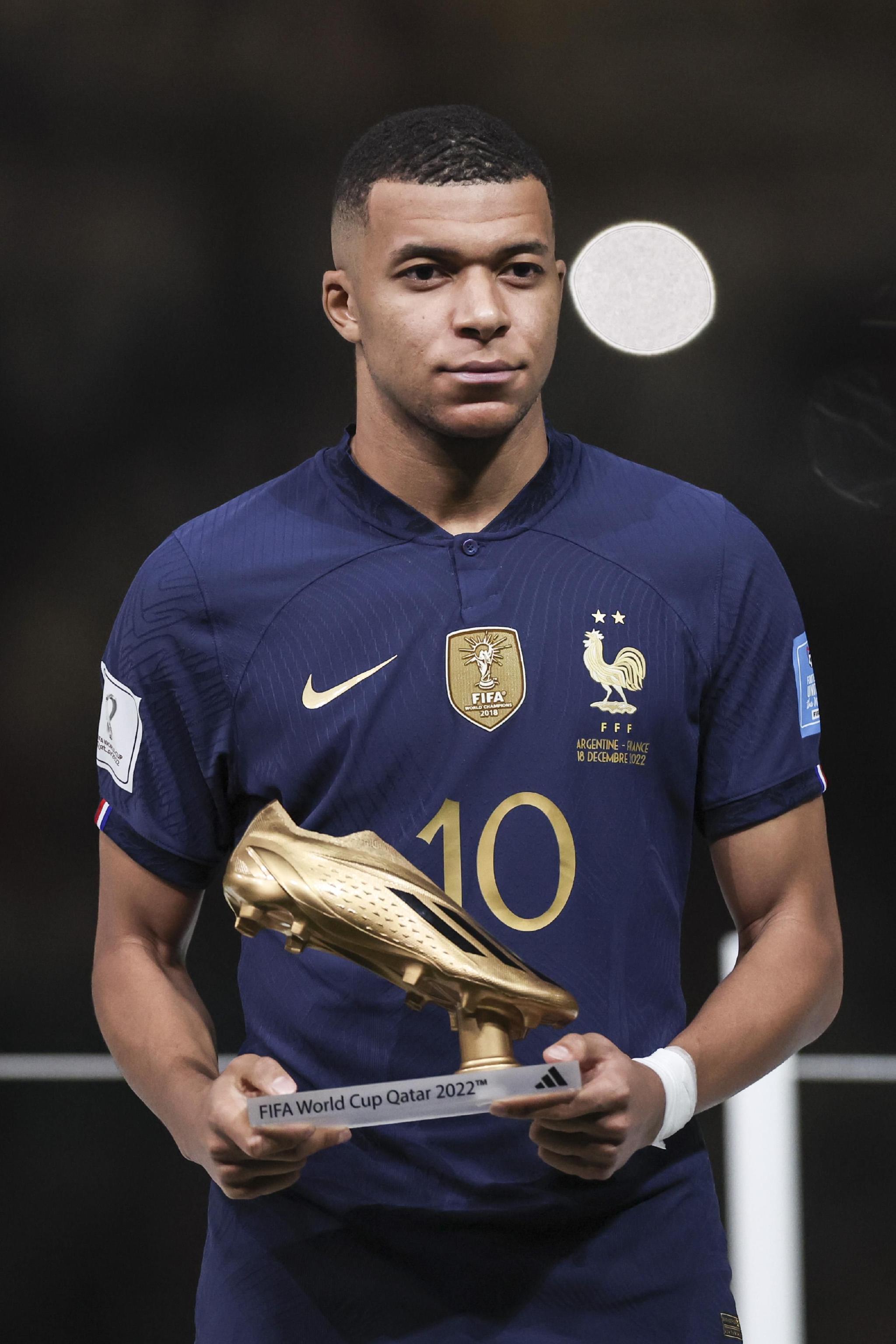 意甲奇妙世界：斯帕莱蒂与孔蒂的角色变换与霍伊伦德的惊艳表现（意甲奇境：斯帕莱蒂与孔蒂的角色切换，霍伊伦德闪耀全场）