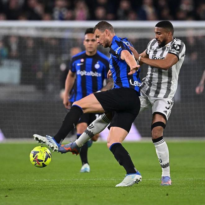 足球国足替补席贡献大，两人替补破门（国足板凳发威，两名替补相继破门）